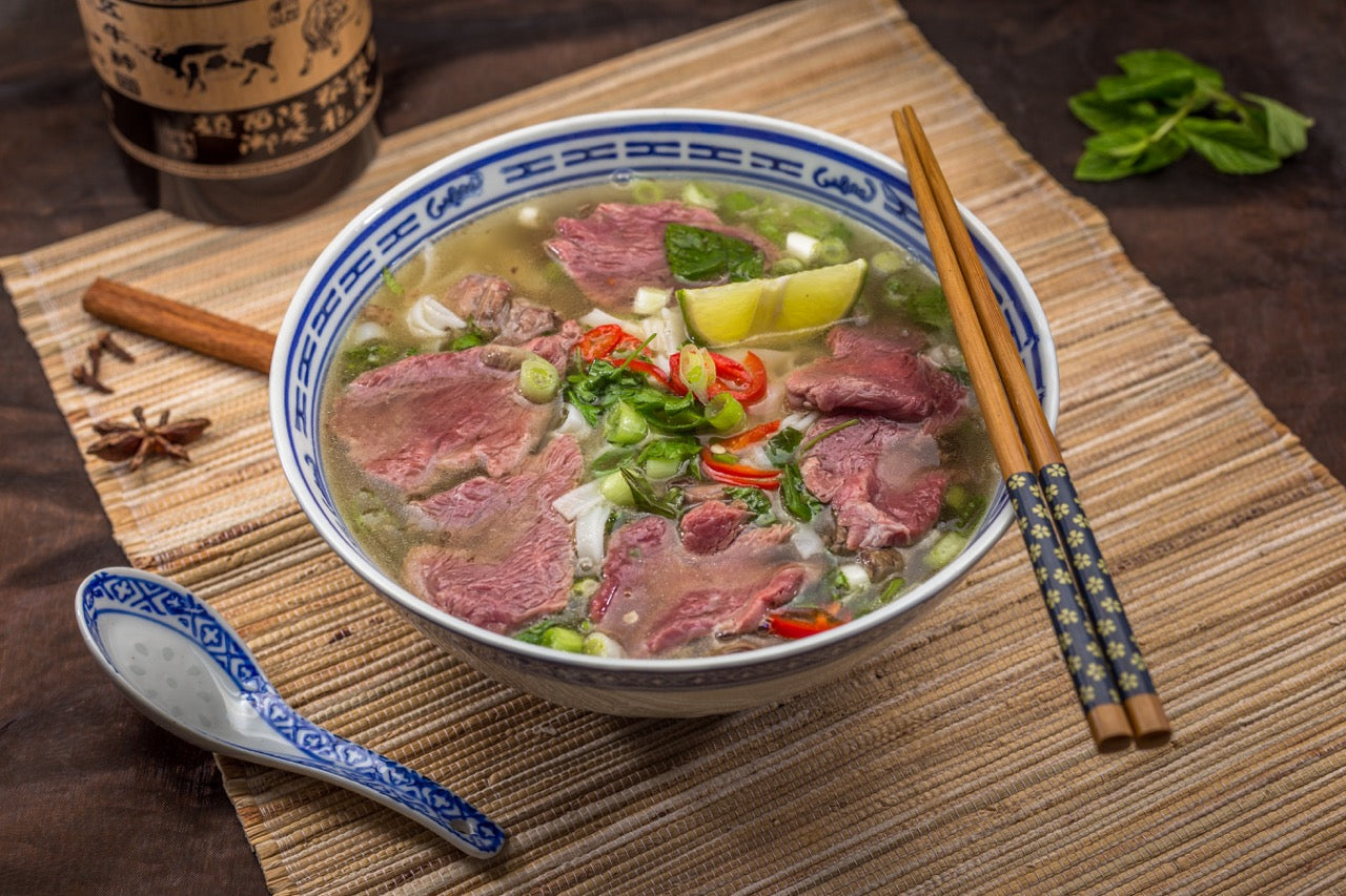 Vietnamesische Pho Suppe mit Büffelfleisch Steaks