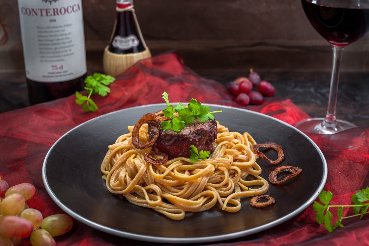 Büffel Medaillons auf Peperonico Pasta