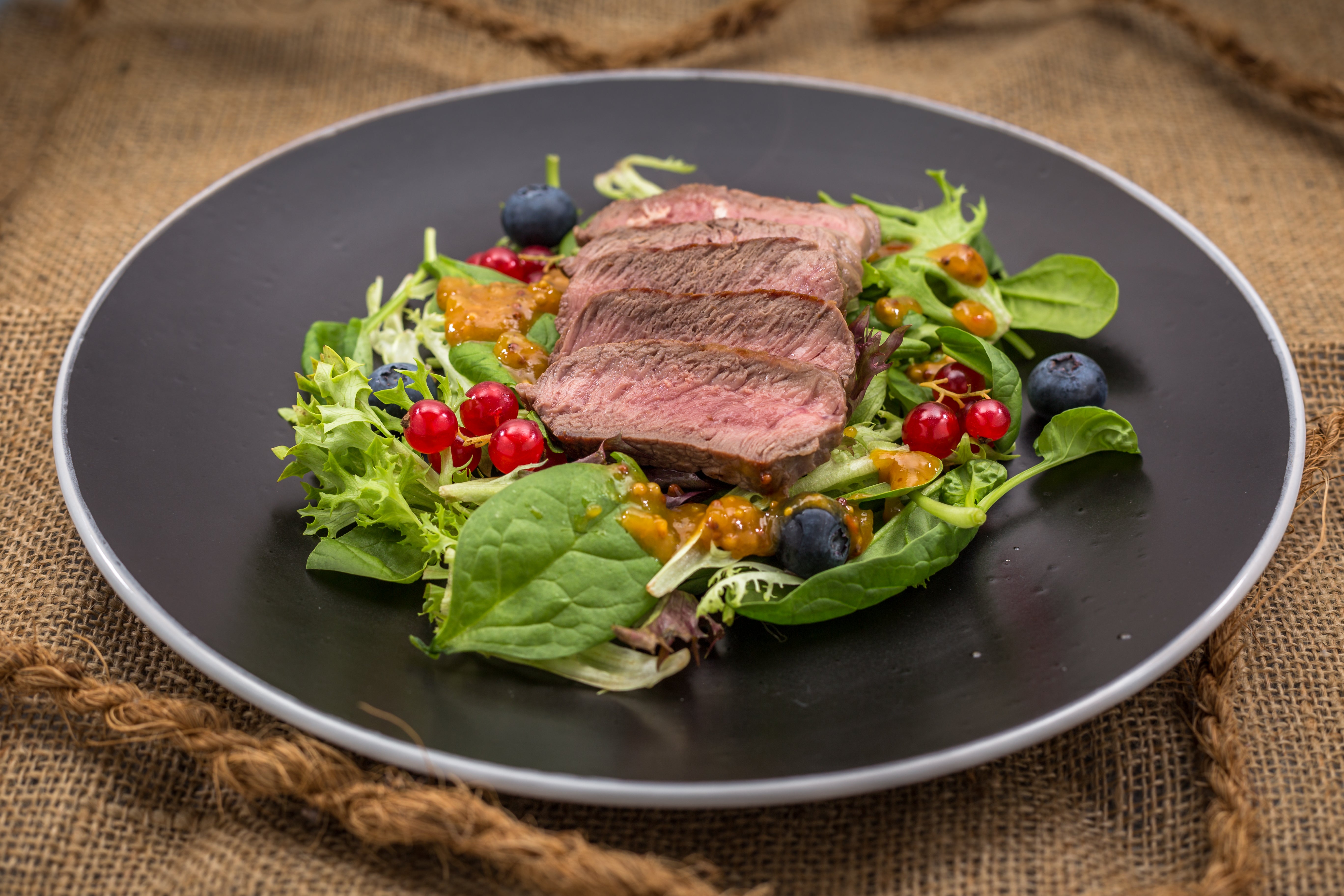 Büffel Hüftsteak auf wildem Pflücksalat