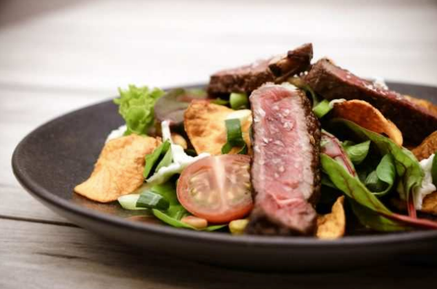 Büffel Ribeye auf buntem Salat mit Süsskartoffel-Chips