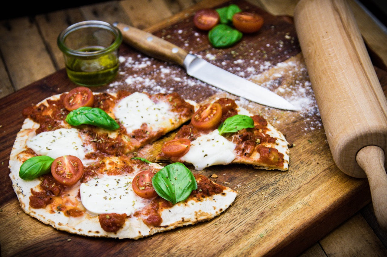 Hausgemachte Pizza mit Büffelmozzarella D.O.P.