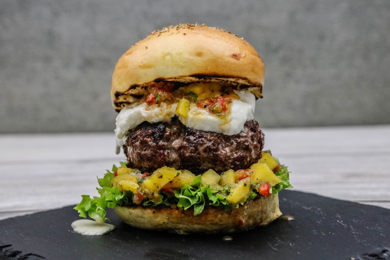 Doppelter Büffel Burger mit Mango Chili-Salsa