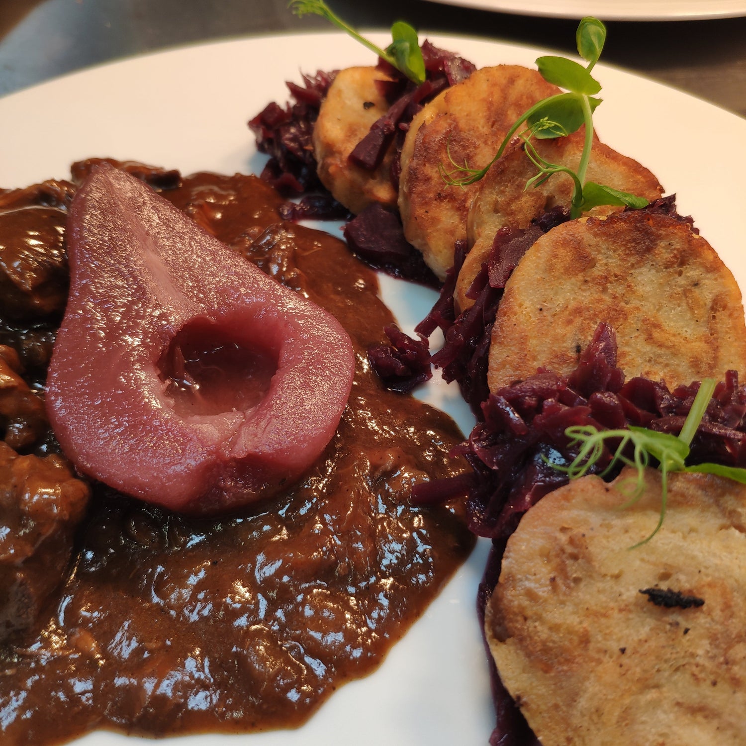 Ragout vom Wasserbüffel mit Rotkohl und Maronenknödel