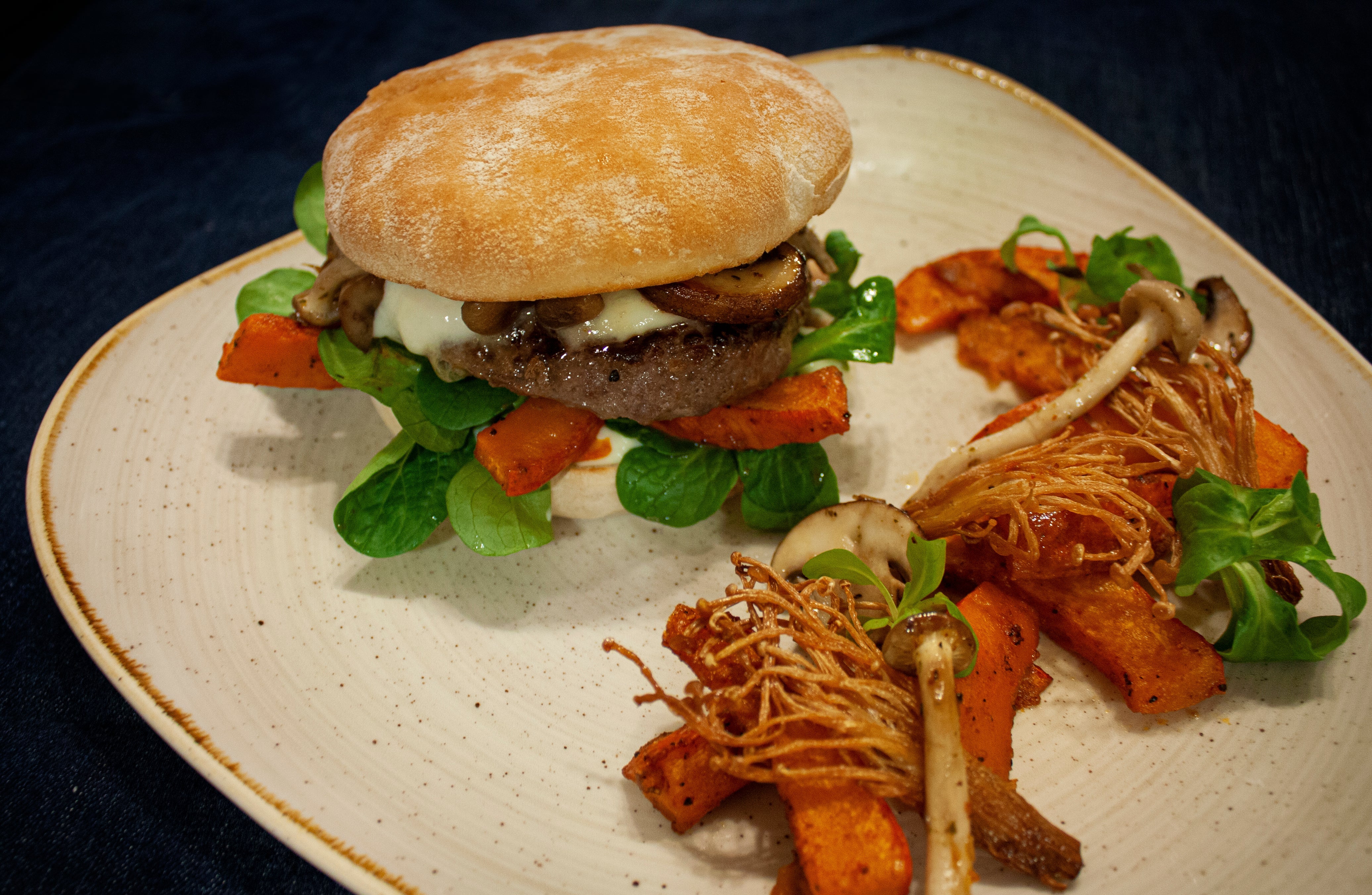 Herbstlicher Büffelburger mit Pilze, Kürbis und Mozzarella