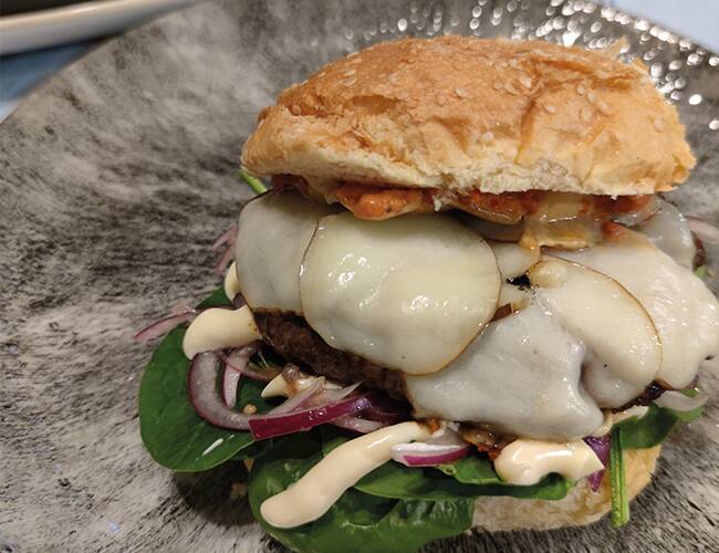 Büffel Burger mit Scamorza, Spinat, Ajvar & Zwiebeln