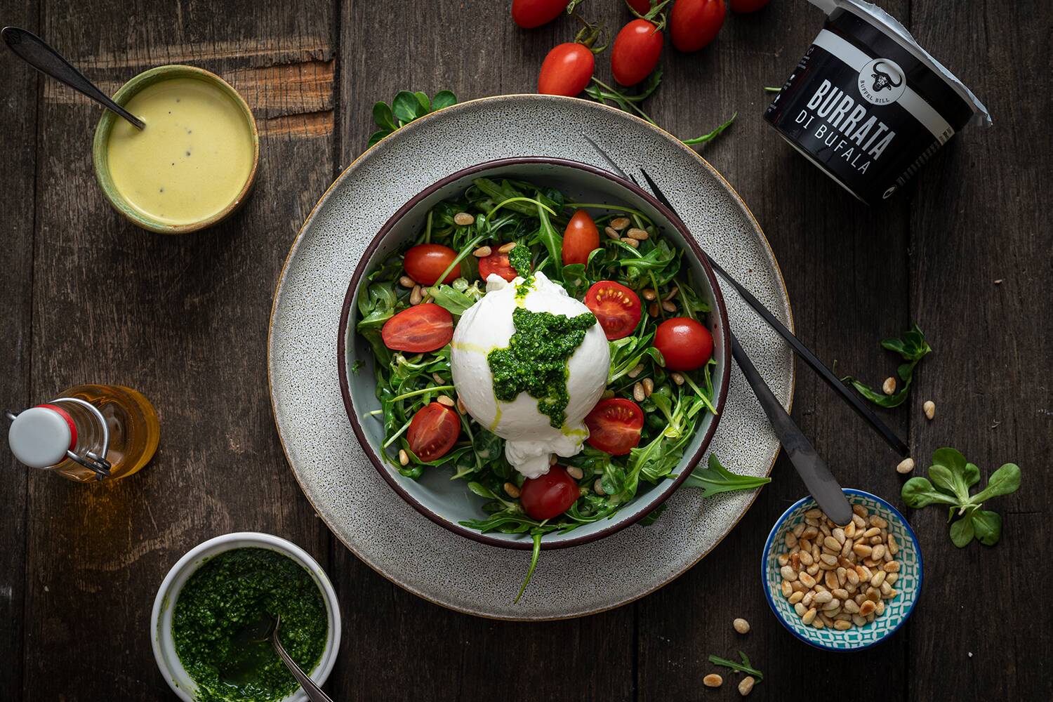 Burrata auf Salatbett, mit Ruccolapesto & Orangen-Dressing